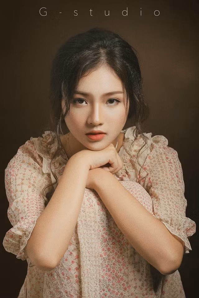 Ngọc chia sẻ, khi vẫn còn đang học cấp 3 đã nói đùa với bố mẹ rằng sẽ đăng ký ngành học nghệ thuật nhưng sau đó mục tiêu lớn vẫn là đỗ Đại học Ngoại thương. Sau khi học được 1 năm tại trường, mẹ có gợi ý cho cô nàng đăng ký khoá học diễn viên truyền hình tổ chức 4 năm 1 lần. Thử đi thi rồi may mắn trúng tuyển, có lẽ đó chính là cái duyên của cô nàng đối với nghiệp diễn.