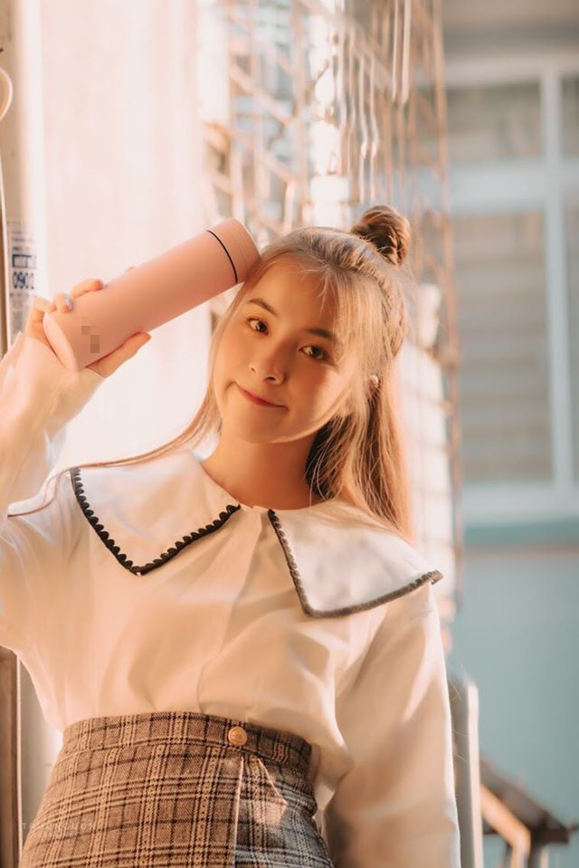 Vào vai Nhiên trong "Nhà trọ Balanha", nàng hot girl sinh năm 1997 Trần Vân thu hút sự chú ý của khán giả truyền hình ngay từ những cảnh đầu tiên bởi diễn xuất nhí nhảnh, tự nhiên. Trước đó, cô nàng từng xuất hiện trong bộ phim cực hot "Quỳnh búp bê" trong một phân cảnh ngắn.