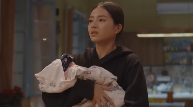 Không sở hữu vẻ đẹp cá tính như Trần Vân, Bích Ngọc lại có ngoại hình dịu dàng, đôi mắt to hơi buồn, sống mũi cao và gu thời trang vô cùng nữ tính.