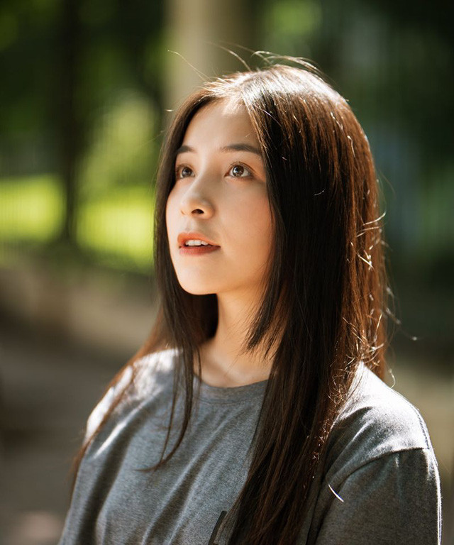 Trần Vân sở hữu nhan sắc xinh đẹp, trong sáng đúng với lứa tuổi của mình. Hot girl sở hữu đôi mắt to, sáng, khuôn miệng duyên với nụ cười thường trực trên môi và mái tóc dài ấn tượng.