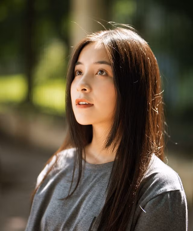 Trần Vân sở hữu nhan sắc xinh đẹp, trong sáng đúng với lứa tuổi của mình. Hot girl sở hữu đôi mắt to, sáng, khuôn miệng duyên với nụ cười thường trực trên môi và mái tóc dài ấn tượng.