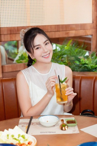 Trên trang cá nhân, sau khi chia tay chồng, Mai Ngọc không nhắc lại chuyện cũ. Cô nàng hướng đến cuộc sống riêng của bản thân vừa công viêc ở đài và cửa hàng kinh doanh thời trang.