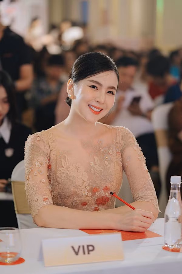 Dù hiện tại đã ở độ tuổi 34 nhưng nữ BTV vẫn nhận được nhiều lời khen có cánh với visual trẻ trung, ngày càng "lão hoá ngược".