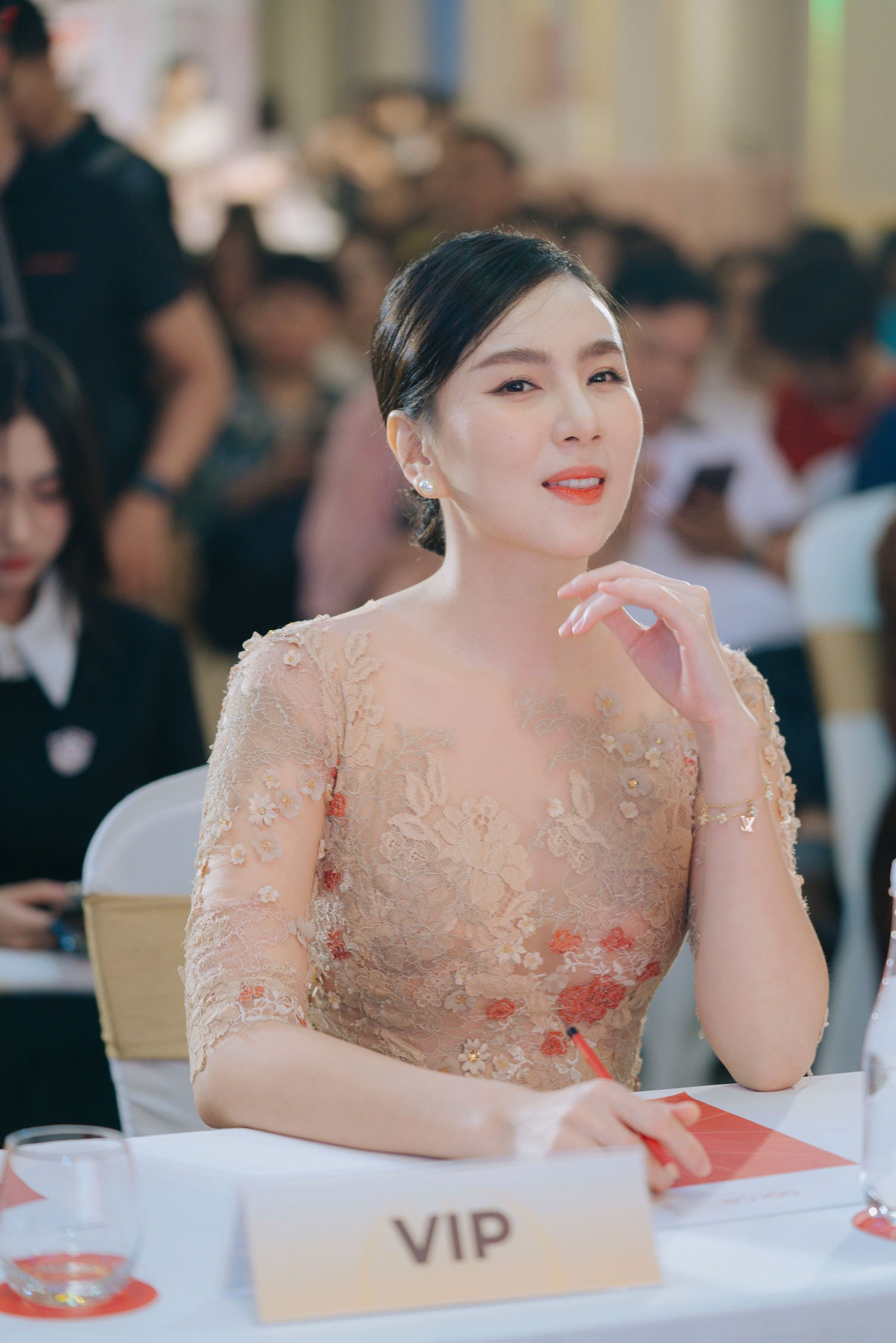 Mai Ngọc cũng là một trong những nữ MC, biên tập viên nổi tiếng của Đài VTV. Người đẹp còn được mệnh danh là "MC đẹp nhất VTV".