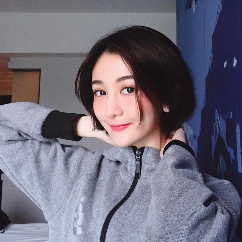 Jantima sở hữu nhan sắc xinh đẹp, trẻ trung với đôi mắt to tròn, sống mũi thẳng, nước da trắng hồng và dáng người thon gọn có phần nhỏ bé.