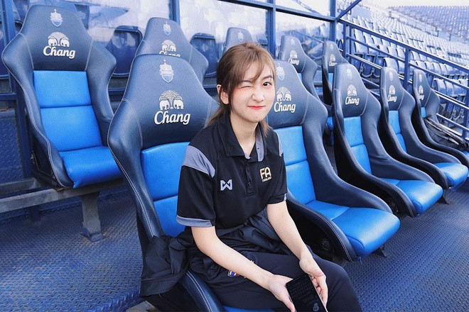 Trước khi trở thành người dẫn đoàn cho đội tuyển U23 Việt Nam tại VCK U23 Châu Á năm nay, Jantima Sae-ear từng gây chú ý khi giữ vai trò điều phối viên trong trận chung kết King's Cup 2019 giữa đội tuyển Việt Nam và Curacao trên sân Chang Arena.