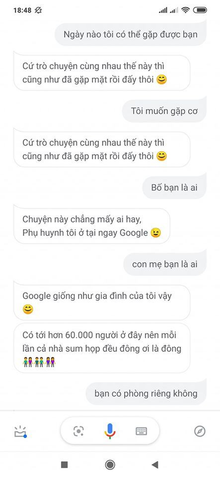 Theo một số người nhận xét, "chị trợ lý Google" thông minh, hiểu biết rộng, hay nói triết lý và sâu sắc hơn hẳn chú gà "mất dạy" Simsimi.