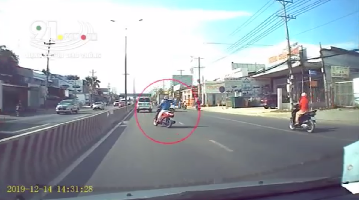 Dinh cao lai xe: Phat hoang voi “Ninja Lead” vua di vua...ngu