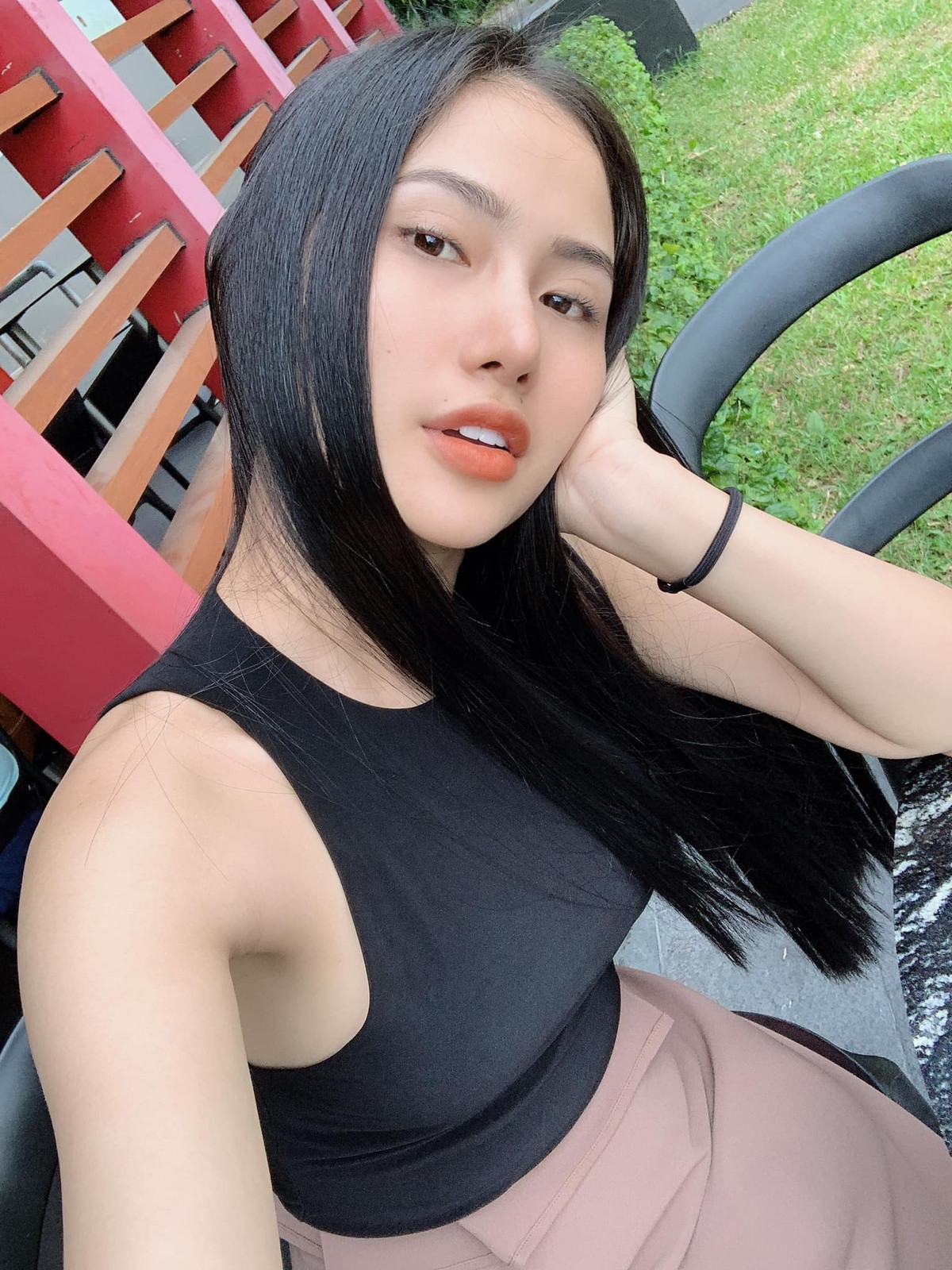 "...Kẻ thứ 3 luôn được chồng tôi dắt đi mua nước hoa, hàng hiệu đắt đỏ, nhưng tôi lại chỉ mặc những bộ đồ bộ để dễ làm việc nhà và chăm con. Kẻ thứ 3 cơ thể khi nào cũng trắng thơm vì được xài kem body và nước hoa sáng chiều, còn tôi chỉ mùi hành tỏi và bỉm, nước tiểu. Kẻ thứ 3 luôn được chồng tôi dắt đi du lịch trong những chuyến 'công tác' nhưng tôi lại chả buồn được đi vì ai chăm con, chăm sóc gia đình" - Hot girl Sài Thành viết.