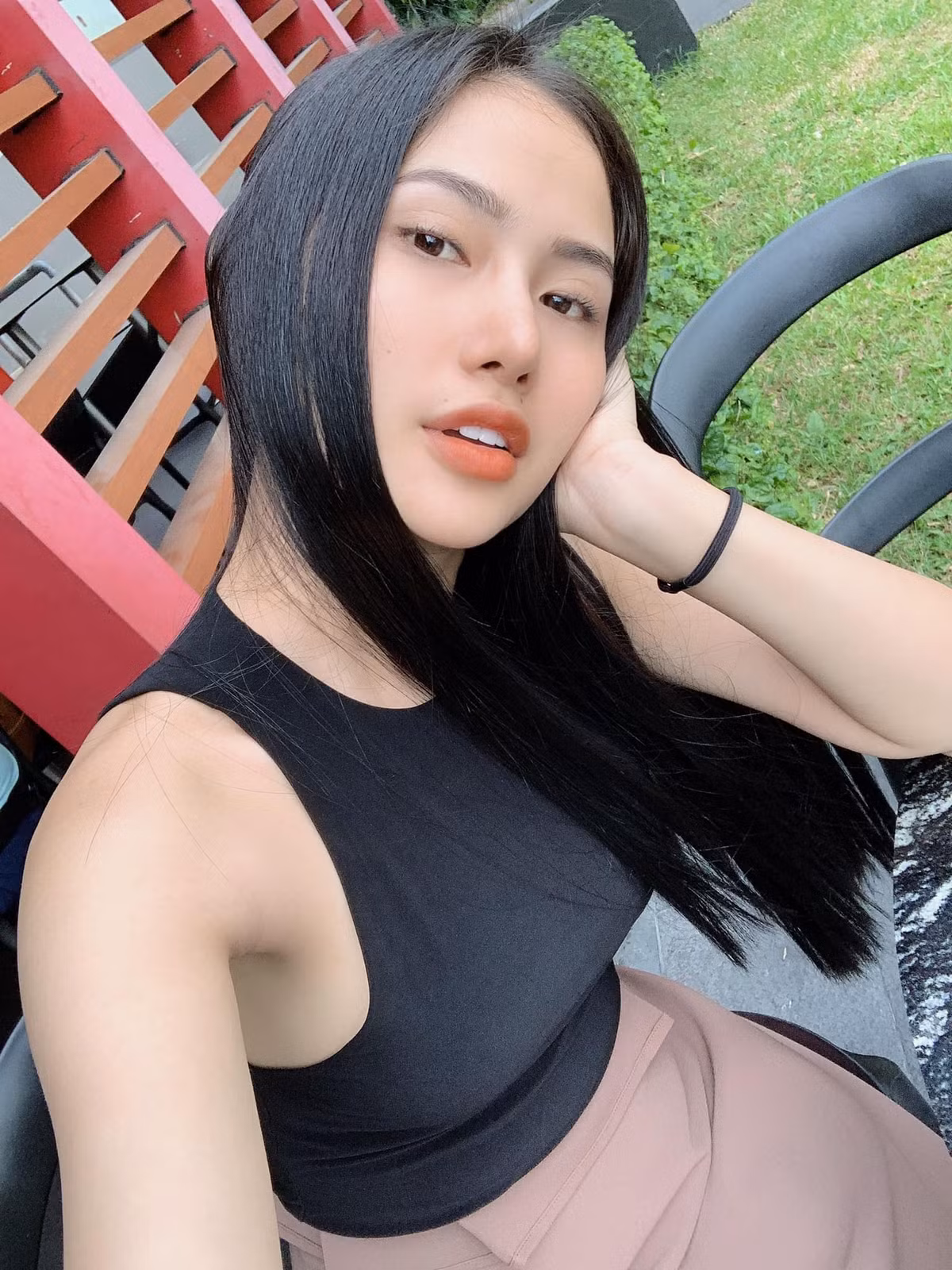 "...Kẻ thứ 3 luôn được chồng tôi dắt đi mua nước hoa, hàng hiệu đắt đỏ, nhưng tôi lại chỉ mặc những bộ đồ bộ để dễ làm việc nhà và chăm con. Kẻ thứ 3 cơ thể khi nào cũng trắng thơm vì được xài kem body và nước hoa sáng chiều, còn tôi chỉ mùi hành tỏi và bỉm, nước tiểu. Kẻ thứ 3 luôn được chồng tôi dắt đi du lịch trong những chuyến 'công tác' nhưng tôi lại chả buồn được đi vì ai chăm con, chăm sóc gia đình" - Hot girl Sài Thành viết.