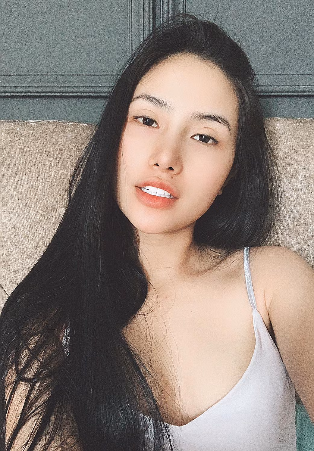 Được biết, chủ nhân của trạng thái gây bão là Nguyễn Thị Hằng, sinh năm 1994. Trên mạng xã hội, cô nàng sở hữu gần 50.000 lượt theo dõi.