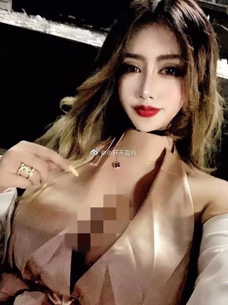 Ghé vào trang cá nhân của cô nàng, nhiều dân mạng trầm trồ bởi nhan sắc xinh đẹp của cô, không những vậy hot girl còn thường xuyên check-in sang chảng và sở hữu vô số đồ hiệu.