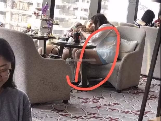 Đến ngày gặp mặt, khi vừa xuống sân bay, tâm trạng hí hửng đợi bạn gái quen quan internet thì chàng trai bắt gặp một cô nàng có cân nặng ngoại cỡ đi đôi giày giống hệt cô hot girl trên mạng kia. Bám theo cô nàng, chàng trai càng khẳng định hơn đó chính là "bạn gái" anh. Quá sốc, chàng trai quyết định "biến mất".