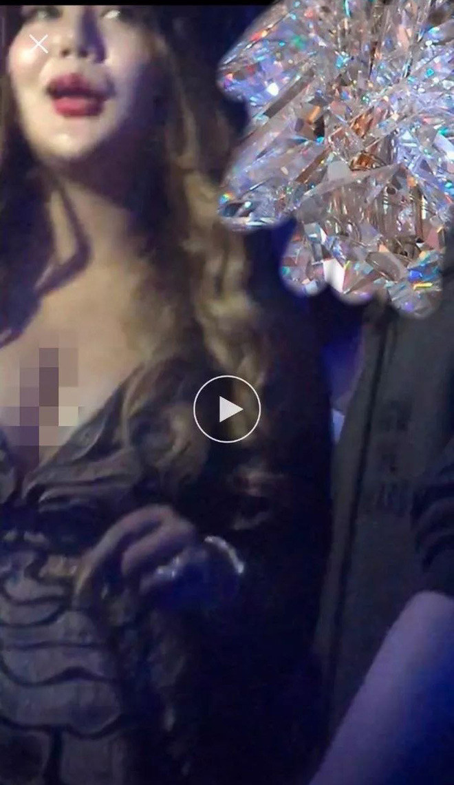 Dưới phần bình luận, một anh chàng khác cũng là "nạn nhân" của hot girl quen qua mạng trên đóng góp thêm vài hình ảnh chân thực của cô nàng khiến dân mạng "té ngửa".