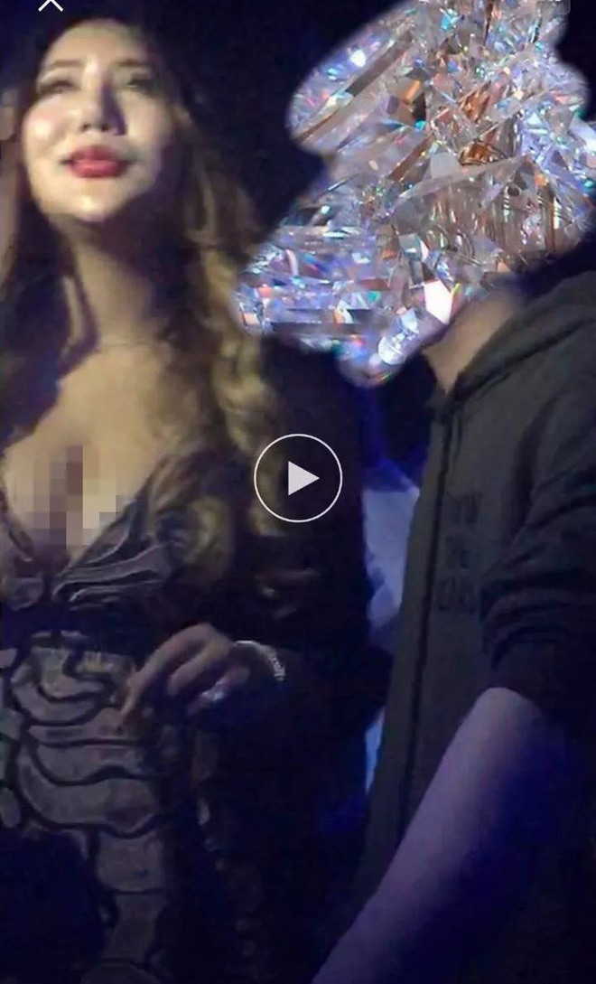 "Tưởng thế nào hoá ra lại là sản phẩm của công nghệ. Giờ không nên tin mấy cô xinh đẹp như thiên thần qua mạng nữa", "Ghê thật. Mất toi số tiền lớn cho một cô gái vô cùng tầm thường" - Nhiều dân mạng bình luận tỏ vẻ tiếc nuối.