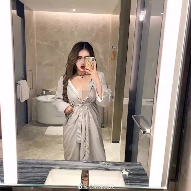 Cụ thể, một cô gái xinh đẹp tự chấm cho mình 8/10 điểm nhan sắc yêu một chàng trai qua mạng. Tuy nhiên không hiểu vì lý do gì, ngày gặp mặt thì bỗng dưng anh chàng không đến và mất liên lạc luôn khiên cô nàng rất lo lắng.