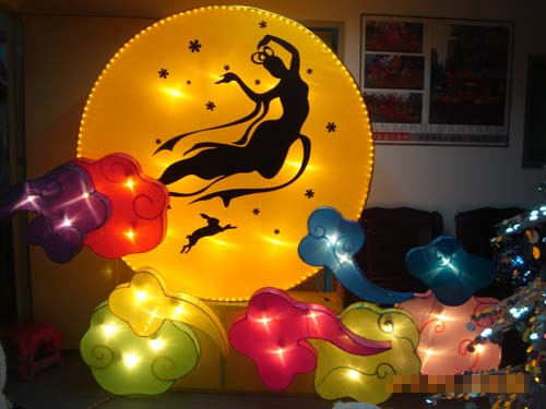 Chiếc đèn lồng "3 trong 1" này có lẽ sẽ là phù hợp với những ai muốn đón Trung thu với cả cung trăng, Thỏ Ngọc và chị Hằng. Ảnh: nhungdieuthuvi.com