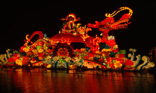 Thuyền treo đầy đèn lồng thì từng thấy, nhưng "thuyền đèn" kì công thế này thì "hiếm có khó tìm". Ảnh: nhungdieuthuvi.com