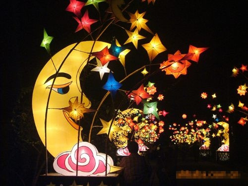 Sở hữu đồ chơi Trung thu gồm cả ông trăng và ông sao trong 1 cây đèn lồng mới lạ. Chỉ là ông trăng này không được đầy đặn thôi. Ảnh: tinhhoa.net