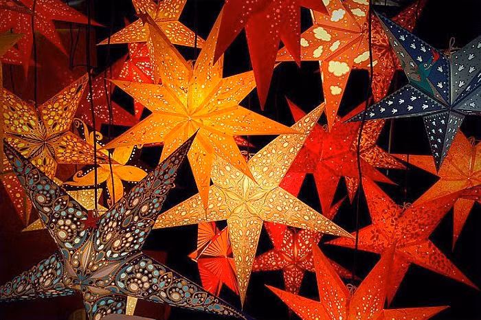 Trung thu này sẽ huyền ảo và đáng nhớ hơn với những chiếc lá, ngôi sao hay bông tuyết lung linh. Ảnh: sdmedia.vn