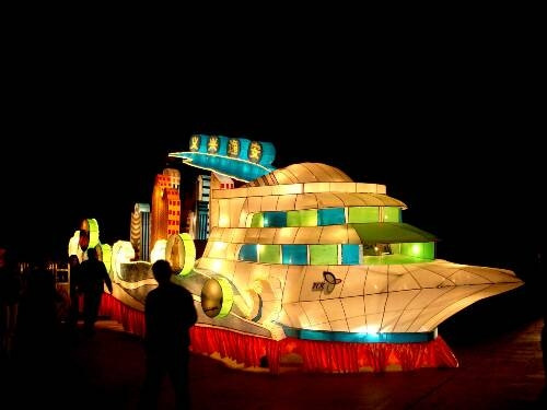 Nếu đã chán những mẫu đèn truyền thuyết cung trăng quen thuộc, hẳn chiếc thuyền hiện đại này sẽ là nét mới cho nhiều người trong mùa Trung thu năm nay. Ảnh: we25.vn 