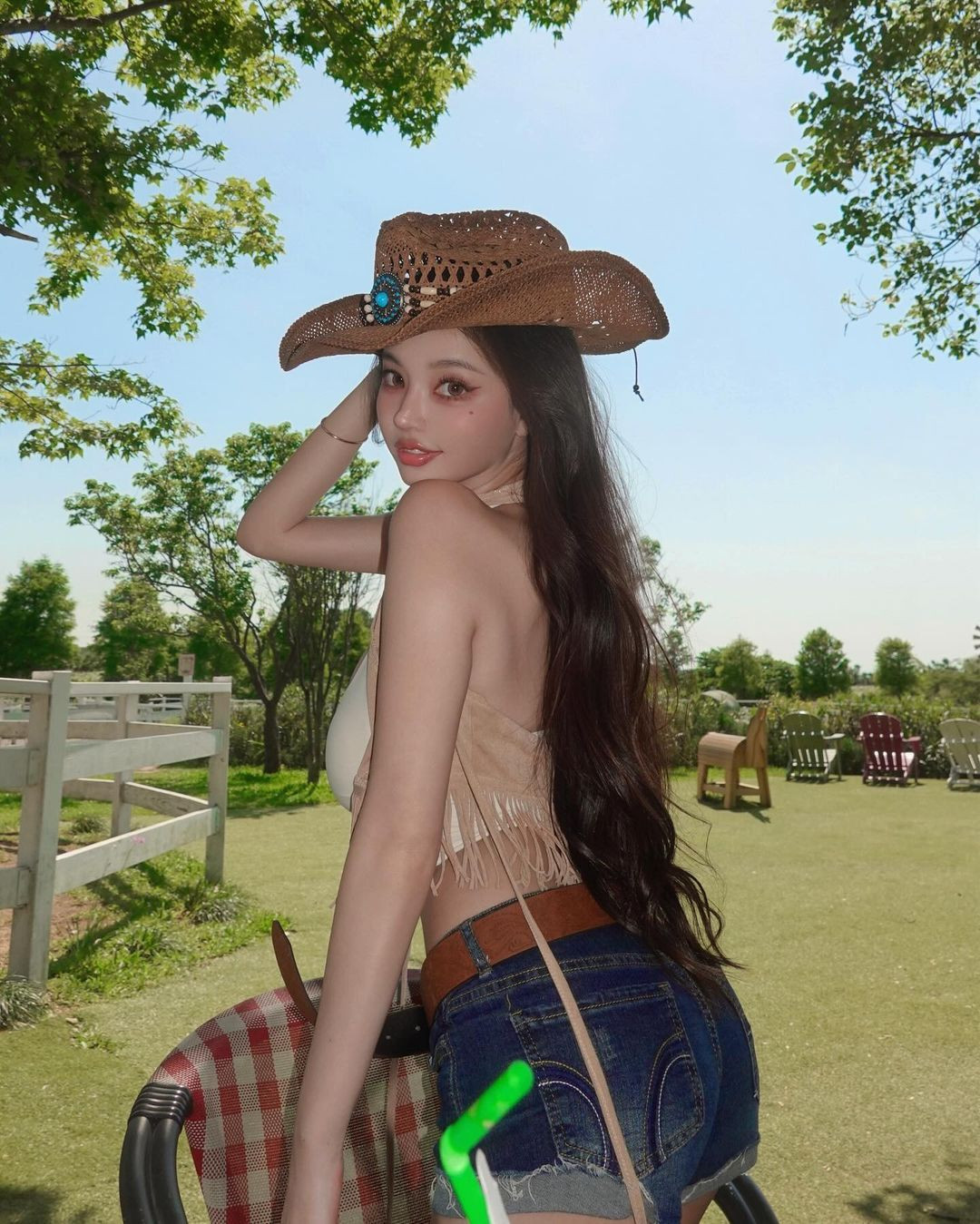 Ba vòng nở nang, săn chắc cùng nước da ngăm khoẻ khoắn giúp nàng hot girl có được vẻ ngoài vô cùng trẻ trung, tràn đầy sức sống.