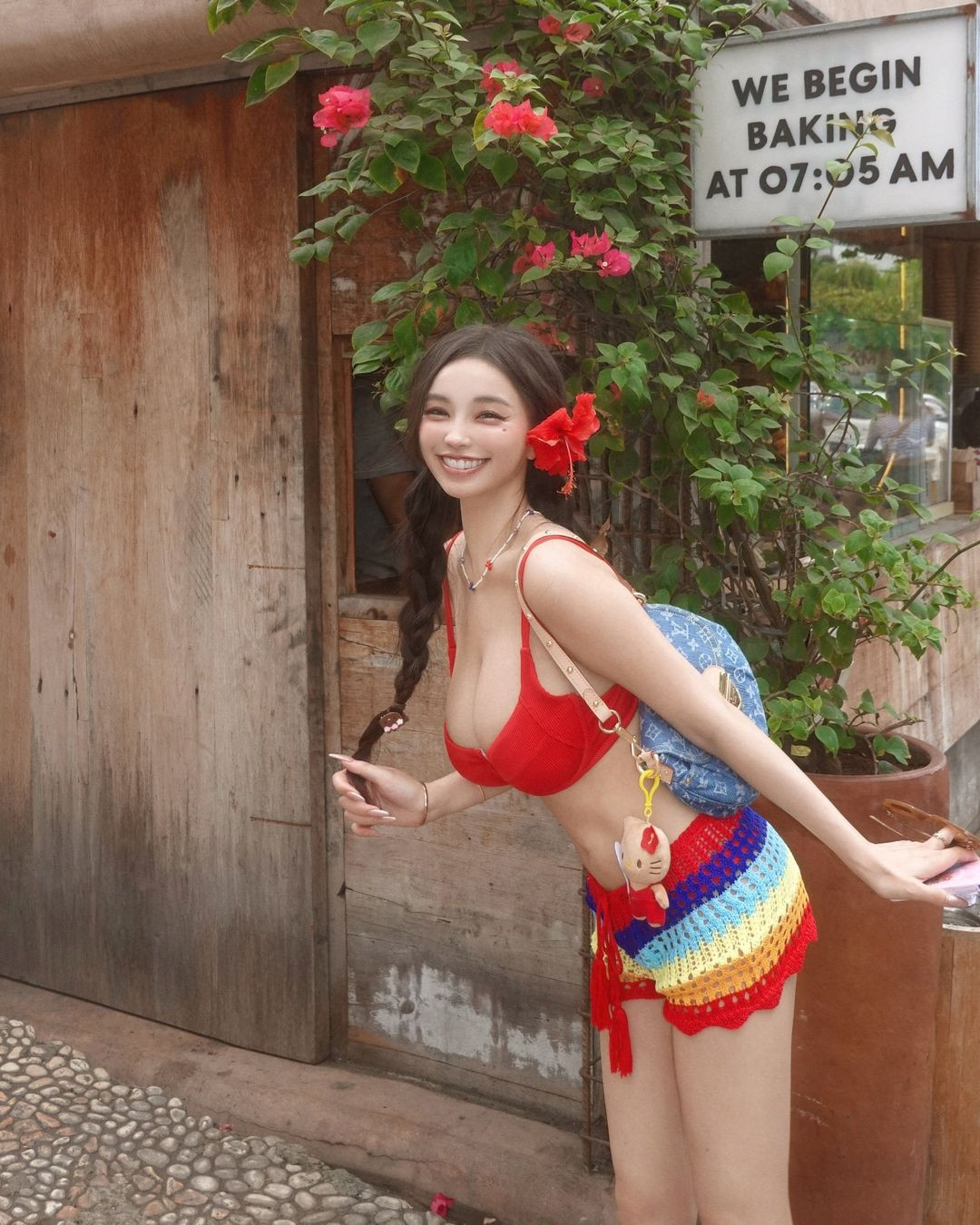 Cô nàng thường xuyên chia sẻ lên trang instagram cá nhân những bức hình khoe dáng đầy tự tin, quyến rũ. Chính điều này đã đem tới sức hút ngày một mạnh mẽ cho tên tuổi của Huang Lin.