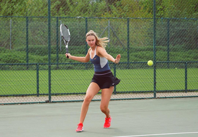 Chưa tạo được dấu ấn đáng kể nào ở sự nghiệp banh nỉ còn non trẻ nhưng nữ tay vợt người Anh đã sở hữu tài khoản Instagram với 28.000 lượt theo dõi.