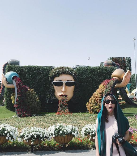 Hậu Hoàng sinh năm 1995, tại Hà Nội. Cô nàng này từng tốt nghiệp Học viện Tài chính. Trước đây, khi còn học đại học thì Youtuber Việt bất ngờ nổi tiếng với clip cover "Lép".