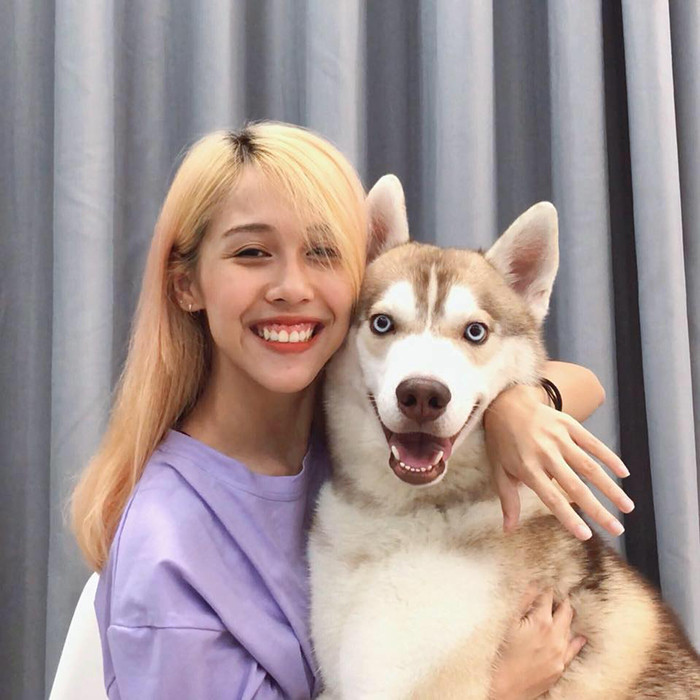 Dù xem kênh Youtube của Hoàng Hậu trong một ngày u ám hay buồn bã nhất thì bạn cũng sẽ lấy lại tinh thần rất nhanh nhờ nguồn năng lượng tích cực mà cô nàng này mang lại.