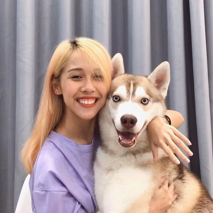 Dù xem kênh Youtube của Hoàng Hậu trong một ngày u ám hay buồn bã nhất thì bạn cũng sẽ lấy lại tinh thần rất nhanh nhờ nguồn năng lượng tích cực mà cô nàng này mang lại.