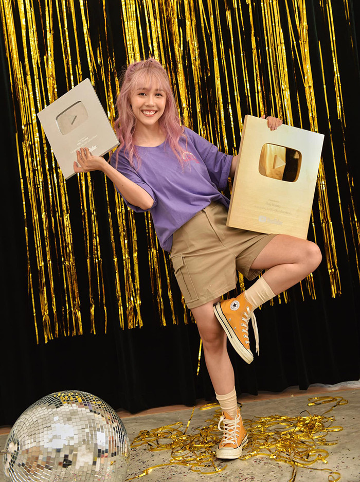 Hiện tại, kênh Youtube của Hậu Hoàng có hơn 4 triệu lượt theo dõi. Cô bạn đã nắm trong tay hai nút bạc, vàng danh giá từ MXH YouTube .