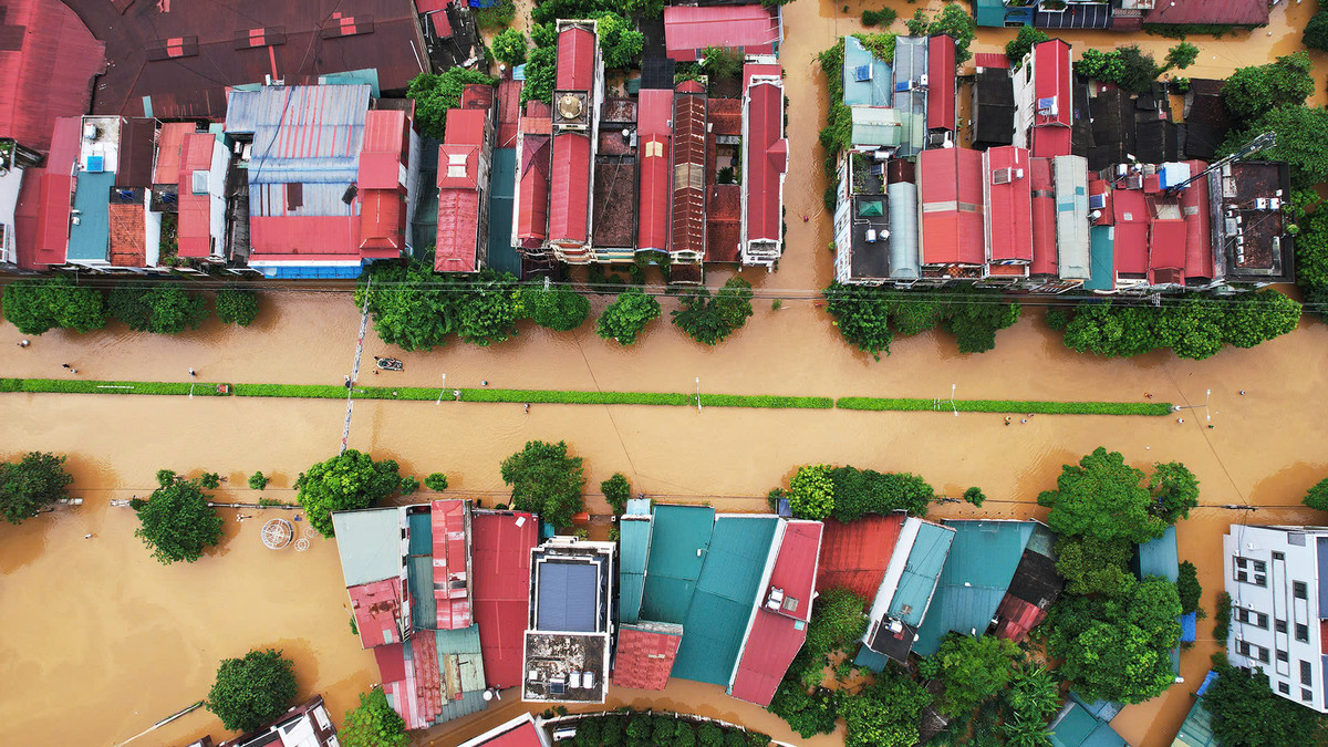 Nhin tu tren cao, thanh pho Yen Bai ngap trong bien nuoc-Hinh-5