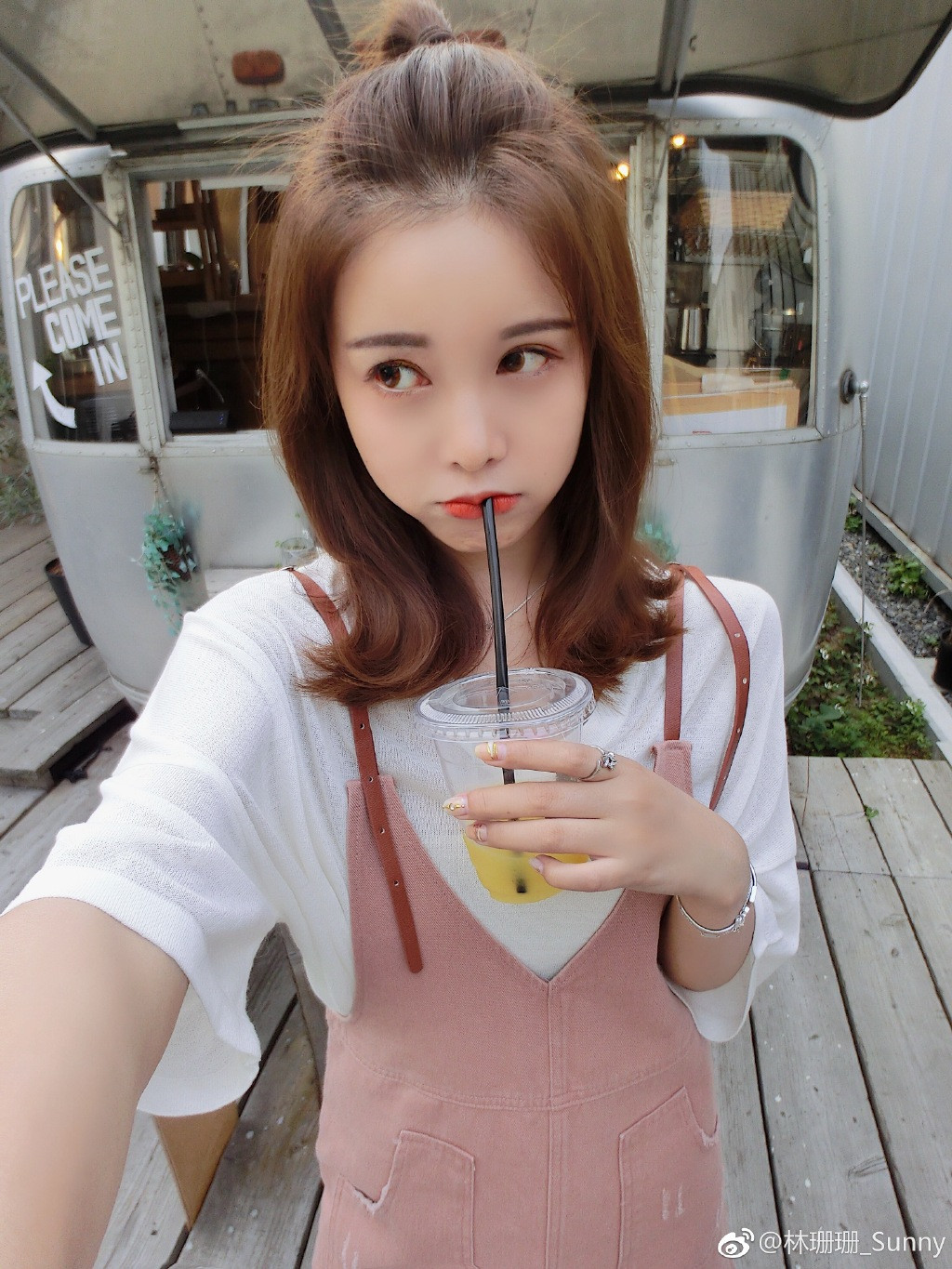 Chưa dừng lại ở đó, Lâm San San còn gây ấn tượng với phong cách thời trang trẻ trung, cá tính và đa dạng.