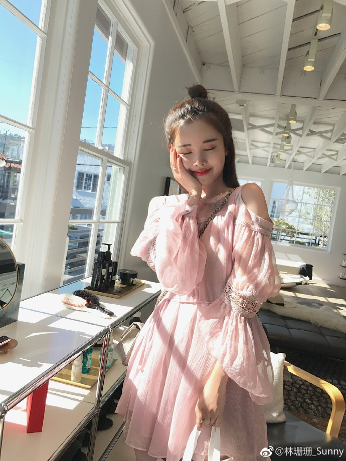 Trên trang cá nhân của mình, Lâm San San khoe không ít những bức ảnh đẹp tựa thiên thần.