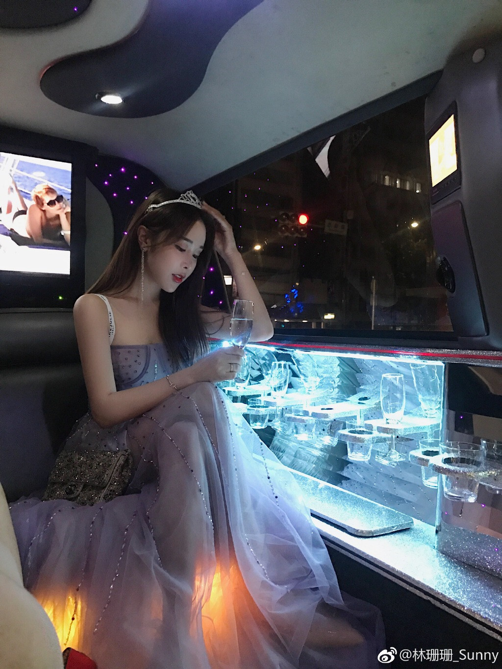 Lâm San San được cộng đồng mạng gọi với cái tên "hot girl 7 triệu follow" hay "nữ thần" bởi những bức hình cô đăng tải. Cô nàng này có vẻ đẹp chuẩn mỹ nhân vì làn da trắng, đôi mắt to tròn và gương mặt thon gọn.