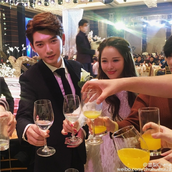 Trong đám cưới của chính mình, nhan sắc thật của Lâm San San cũng không hoàn toàn giống với những hình ảnh mà cô nàng đăng tải trên mạng xã hội.