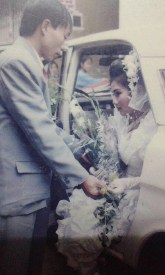 Tuy là đám cưới xưa nhưng đã có xe dâu là ô tô. Nhiều người cho rằng đây phải là đám cưới của những gia đình có điều kiện, "đám cưới hạng sang".