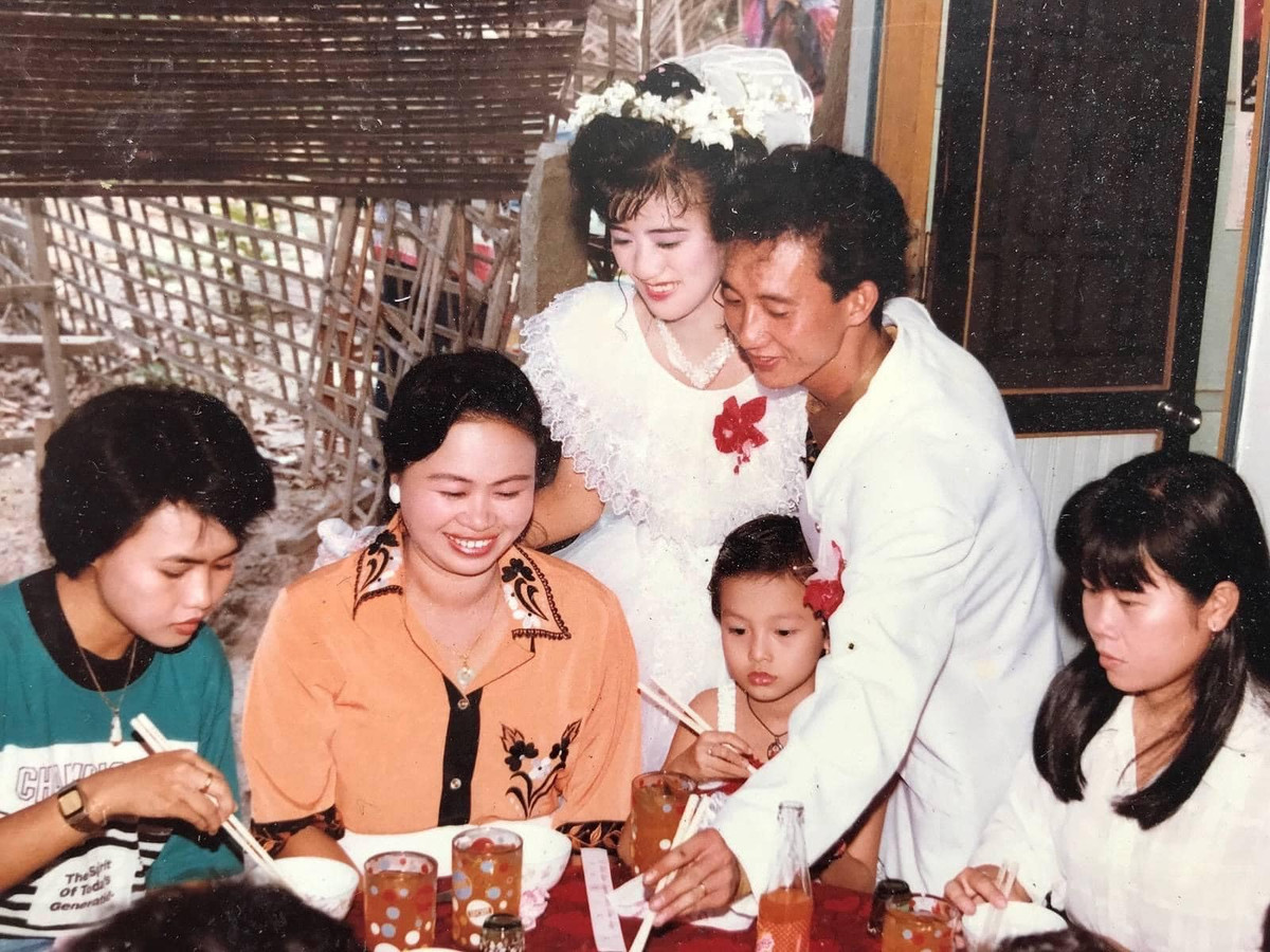 Cô dâu và chú rể đi chúc mâm. Nụ cười của cô dâu dễ khiến người khác say đắm.