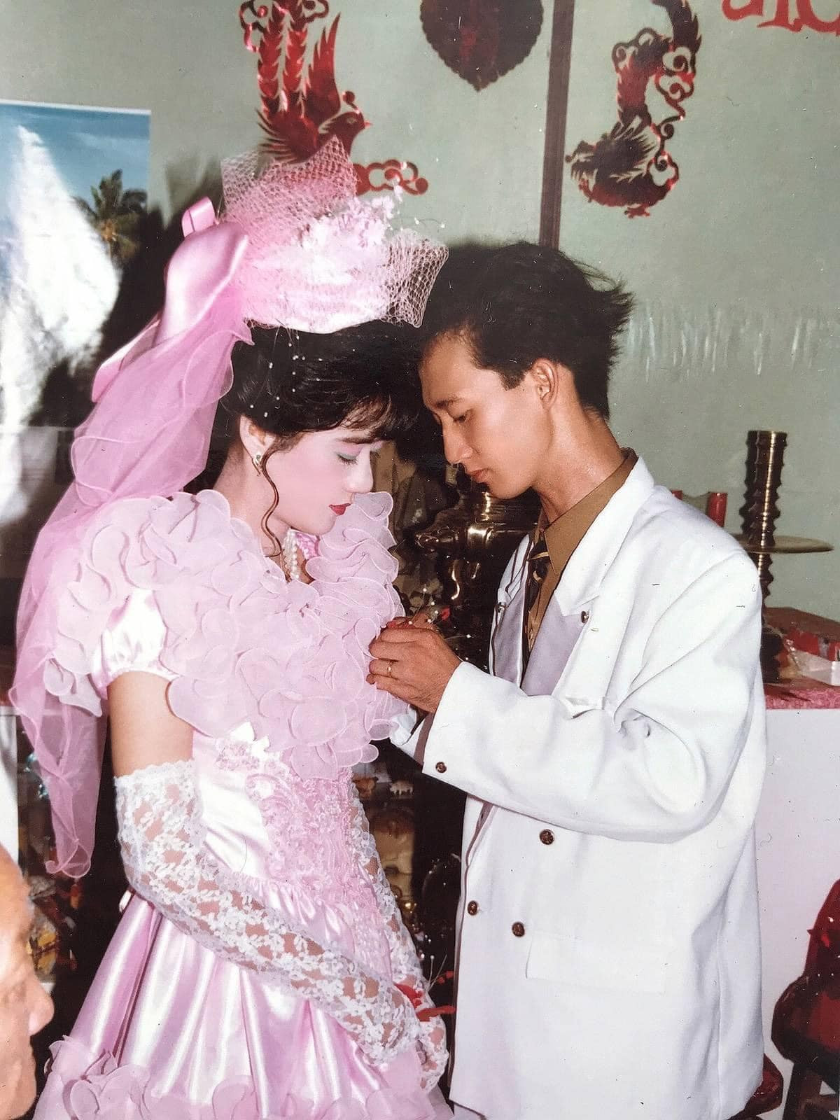 Có thể thấy dù nước ảnh không được sắc nét, thế nhưng nhan sắc cô dâu lẫn chú rễ vẫn vào hàng cực phẩm.