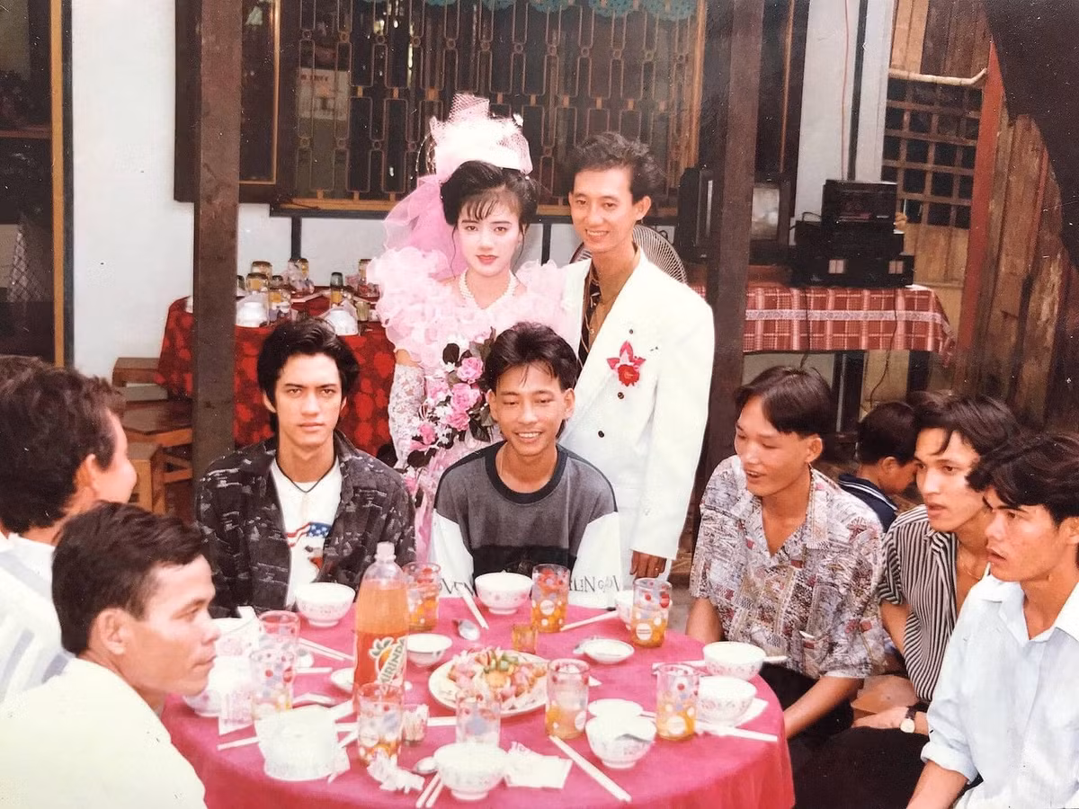 "Khách ăn mặc thế này thì cũng phải thuộc vào hàng dân chơi đấy", "đám cưới khét đấy không đùa đâu" - Netizen thích thú khi nhìn thấy loạt ảnh này.