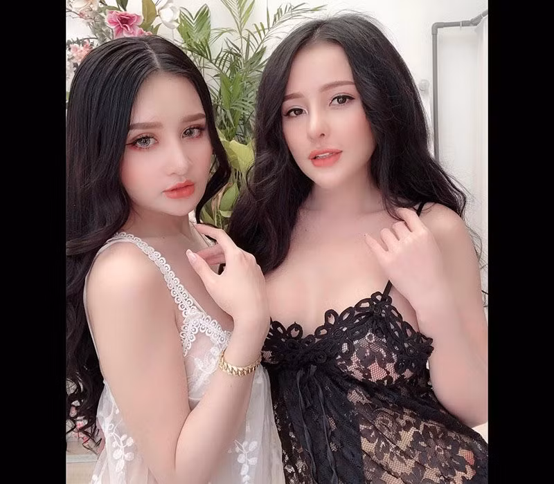 Cả hai chị em thường xuyên khoe nhan sắc cùng nhau trong các chuyến du lịch. Nếu hot girl Ngân 98 sở hữu vẻ đẹp diệu hiền thì Vân lại mang đến sự sắc sảo, kín đáo nhưng không kém phần ɡợі cảm.
