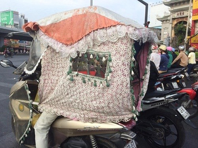 Để chống chọi với đợt nắng nóng mới này, mọi người đang vật lộn với mùa hè bằng đủ các phương pháp tránh nóng khiến bất kỳ ai cũng phải bật cười.