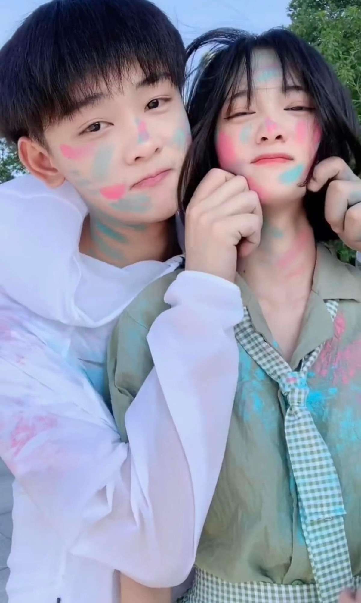 Cả 2 đều mang gương mặt non nớt của cô nàng, cậu chàng mới lớn.