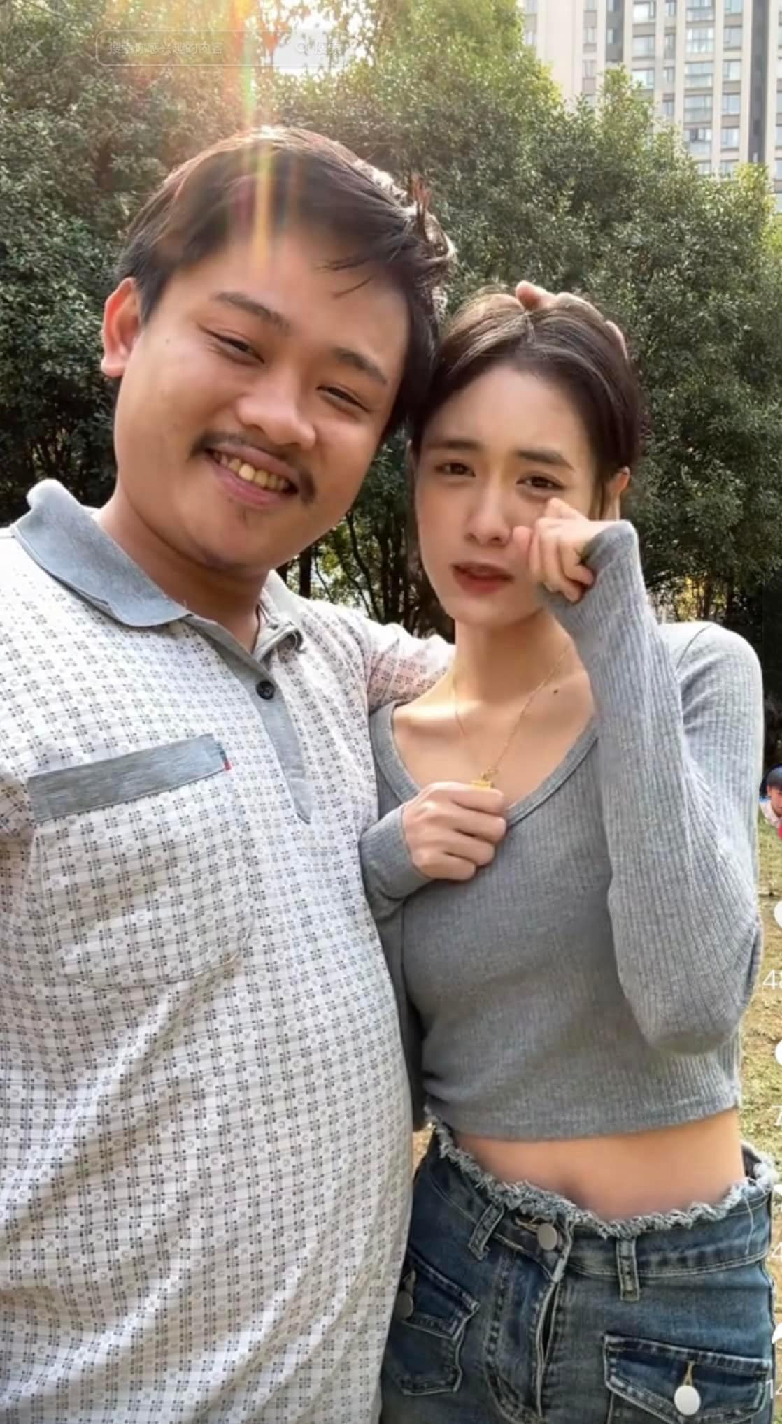 Thay vì giống 1 cặp đôi, vợ chồng này có vẻ ngoài giống "bố con" hơn.