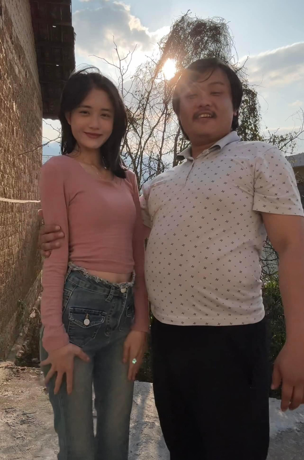 Có thể thấy, cô gái vẫn giữ nét thanh xuân tươi trẻ, thế nhưng chàng trai thì đã thay đổi thành 1 "ông chú" chính hiệu, với chiếc bụng bia.