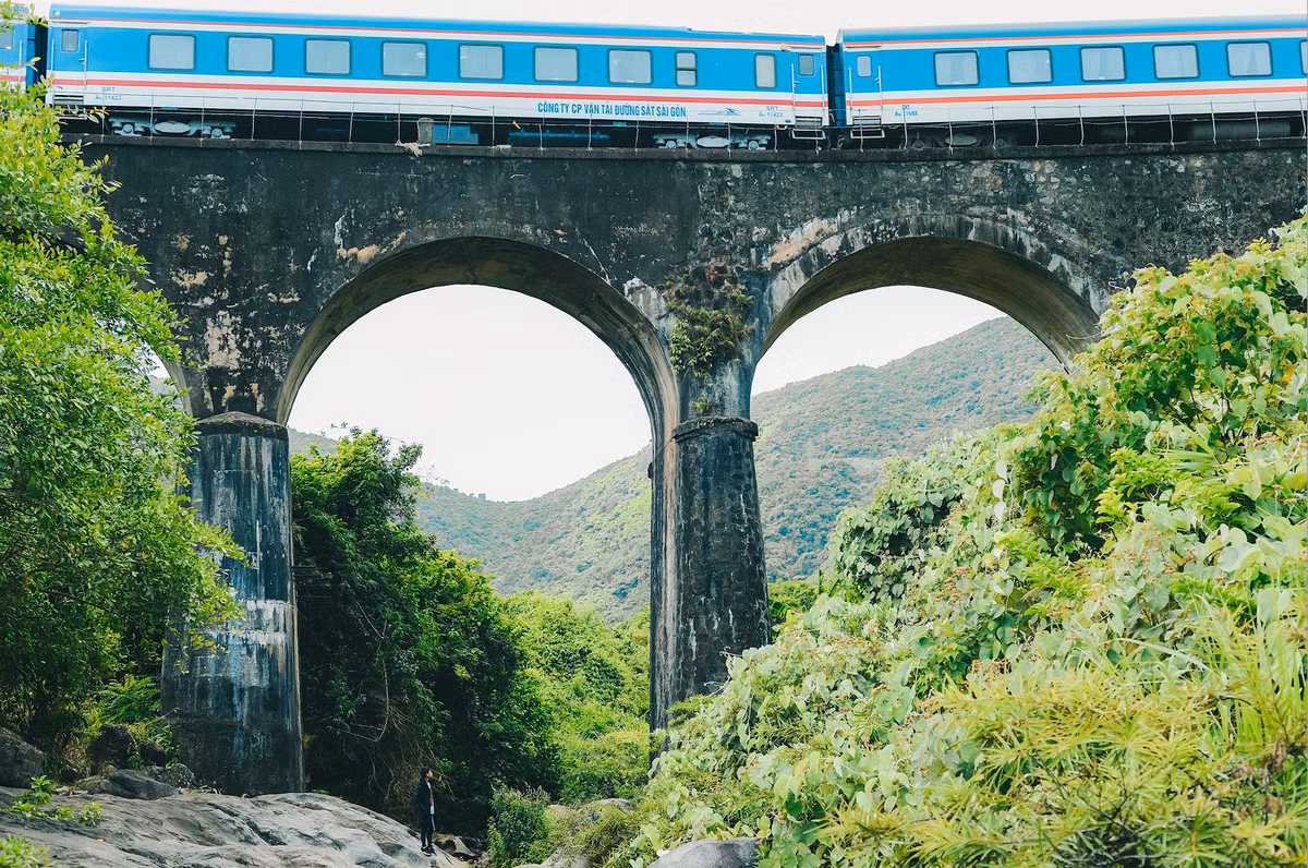 Nhờ cấu trúc và vị trí đặc biệt, nơi đây đã từng được xếp vào danh sách top 10 đường ven biển đẹp nhất thế giới do tờ Guardian bình chọn. Ảnh: Văn Hoà