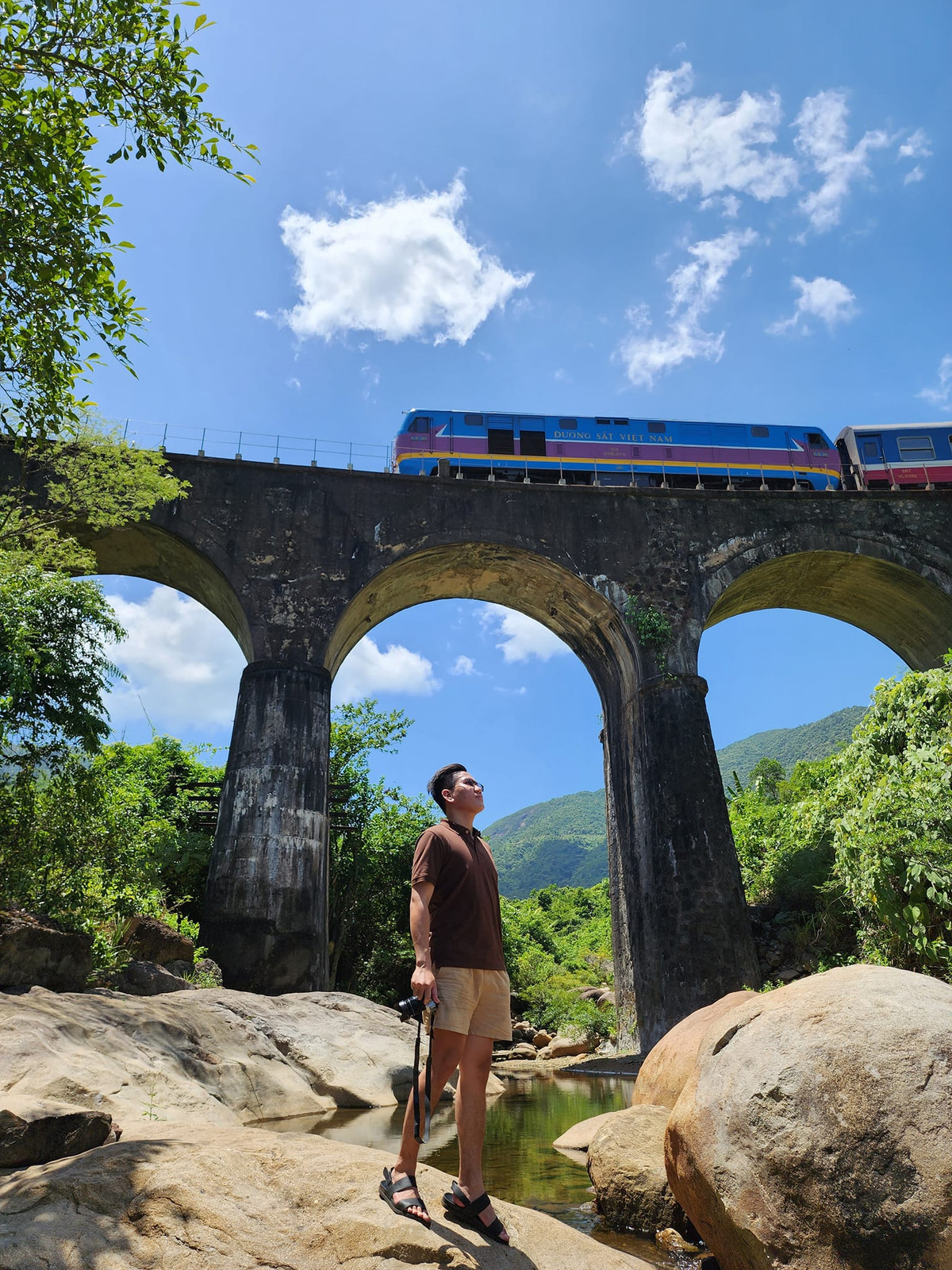 Để tạo ra những bức ảnh cực chill thì bạn nên đợi lúc có tàu hỏa chạy qua. Ảnh: Võ Minh Thiên