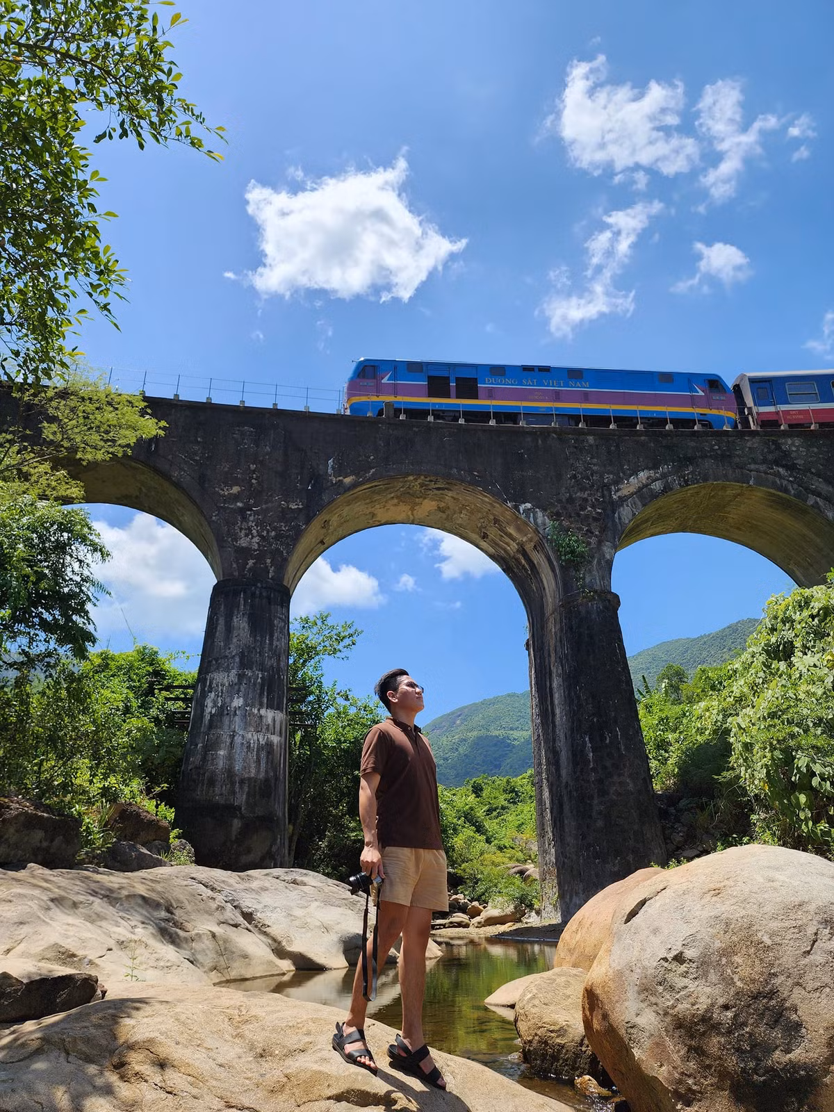 Để tạo ra những bức ảnh cực chill thì bạn nên đợi lúc có tàu hỏa chạy qua. Ảnh: Võ Minh Thiên