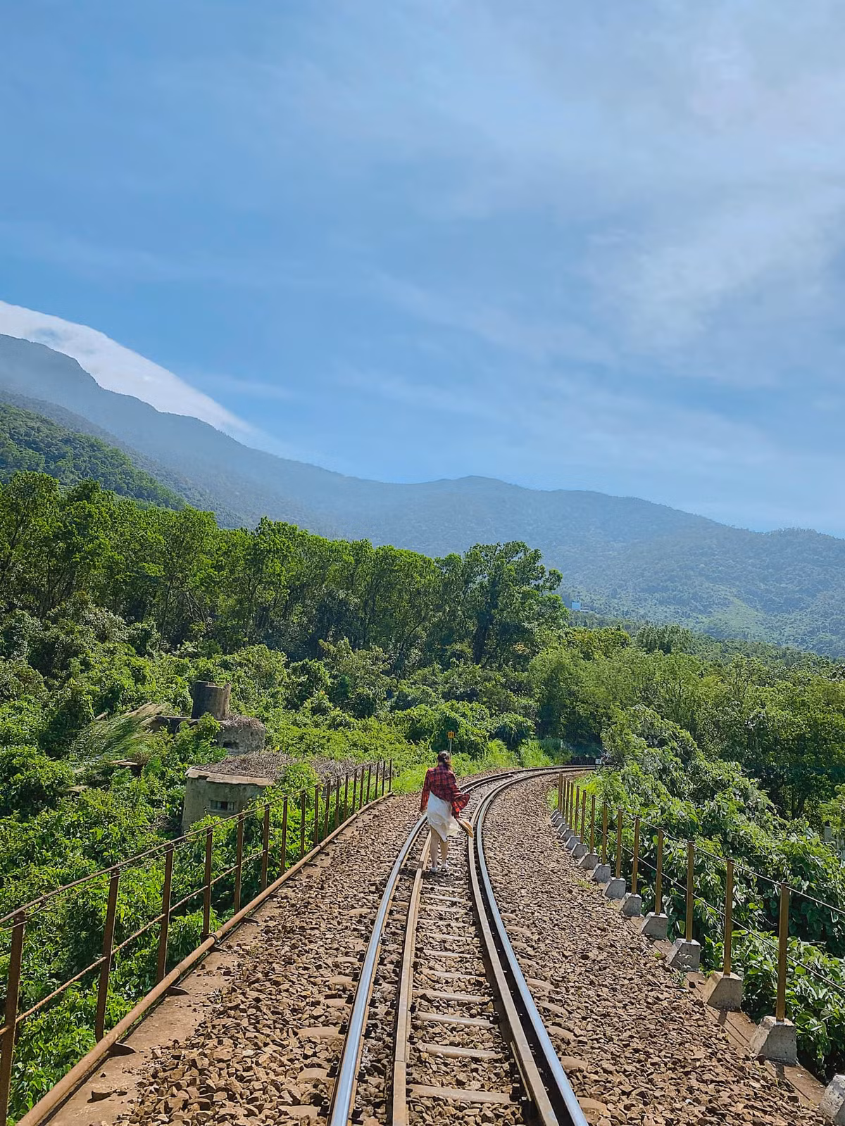 Dọc đường đi đến Cầu Vòm cũng là góc check in được nhiều bạn trẻ yêu thích. Ảnh: Hoàng Ngọc Diệp